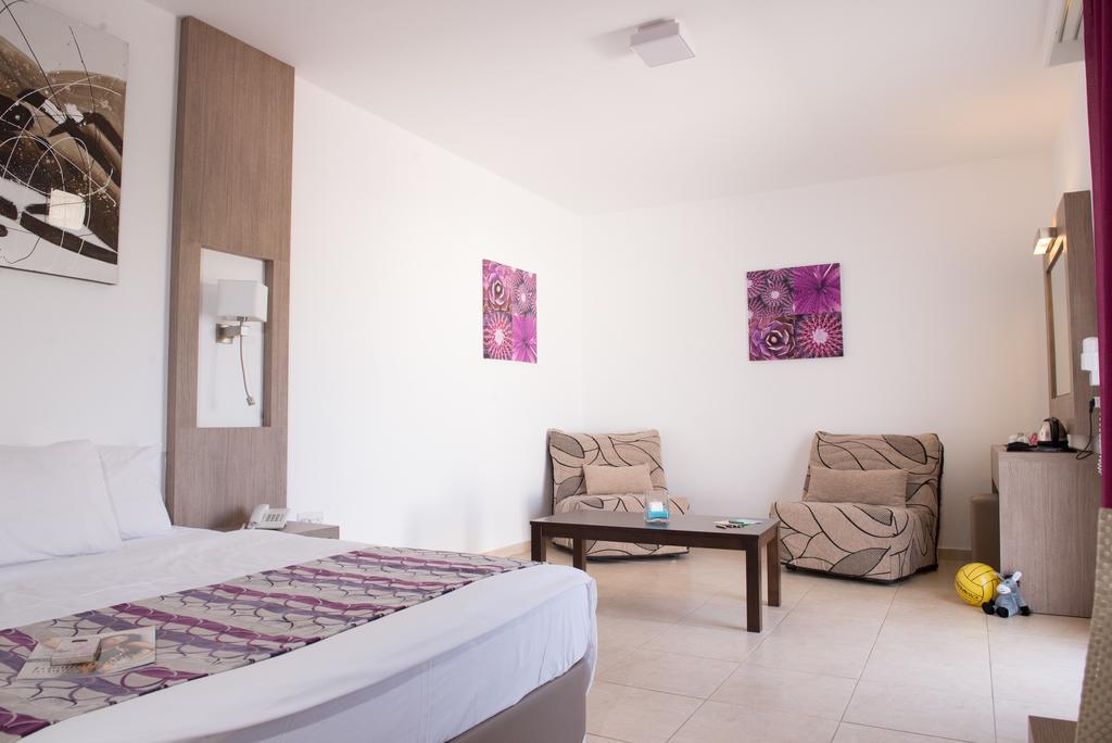 New Famagusta Hotel & Suites Agia Napa Quarto foto