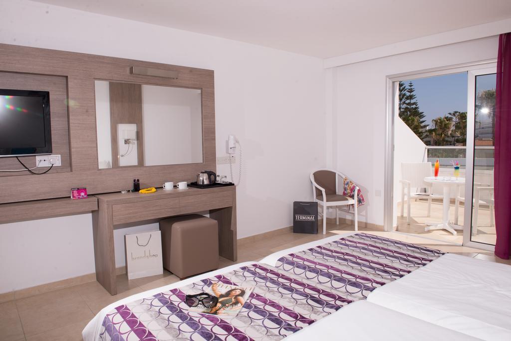 New Famagusta Hotel & Suites Agia Napa Quarto foto